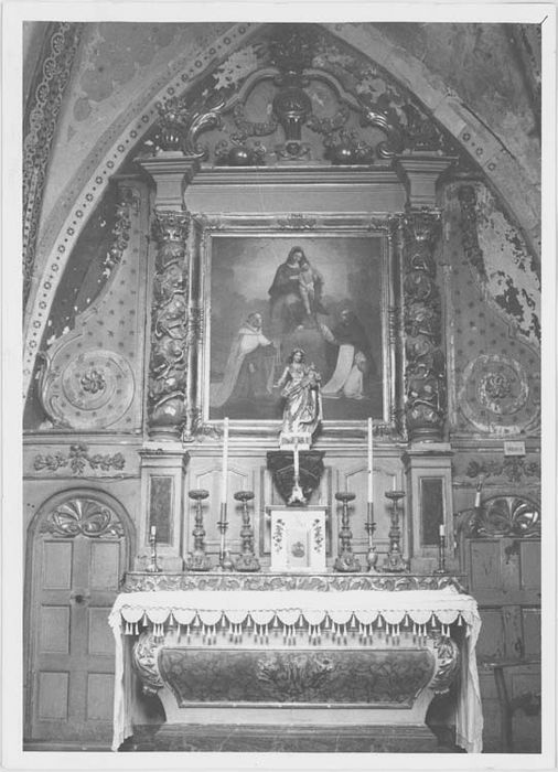 Autel latéral sud, retable, quatre chandeliers, statue : Vierge à l'Enfant et portes