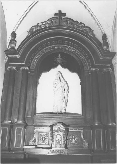 Autel face au peuple de la chapelle Sainte-Madeleine et tabernacle