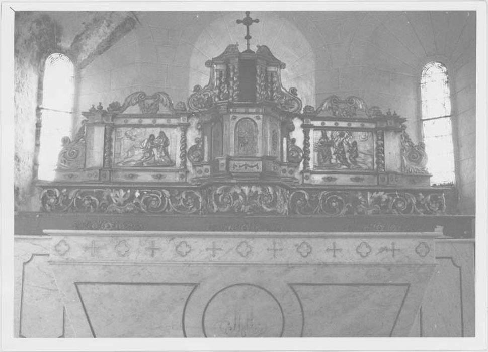 Retable, tabernacle et deux colonnes