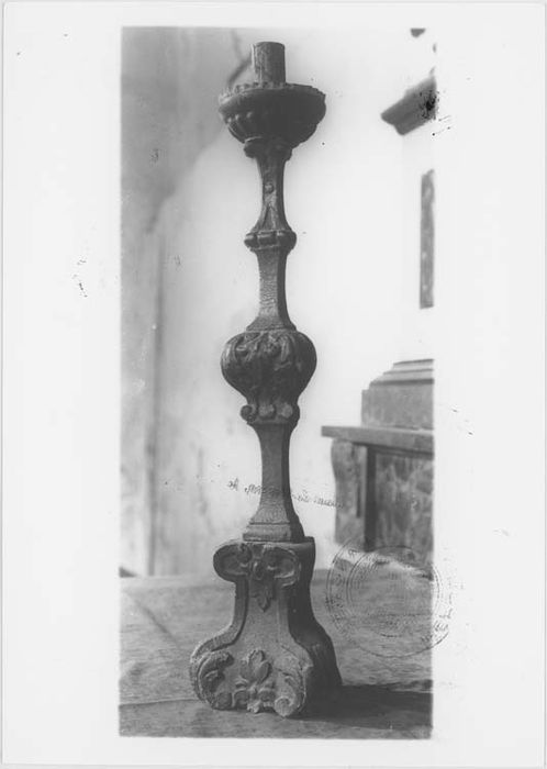 Deux chandeliers d'autel et croix de procession