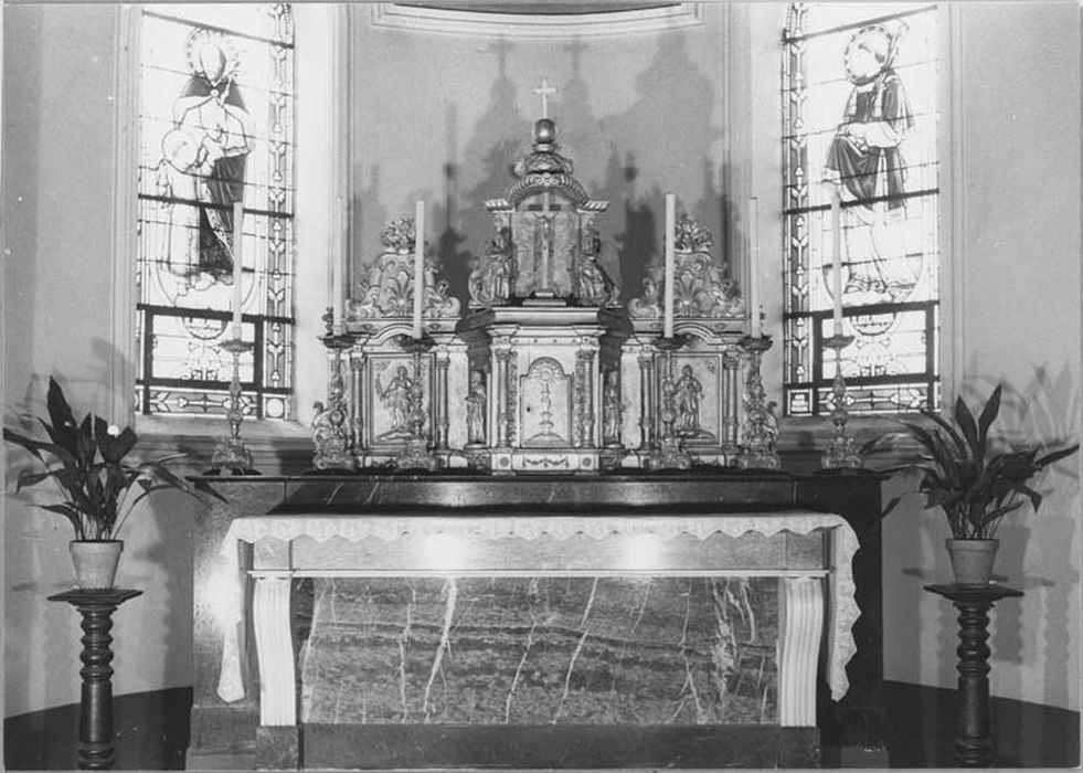 Tabernacle du maître-autel et six chandeliers