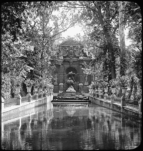 Vue d'ensemble de la fontaine et du bassin