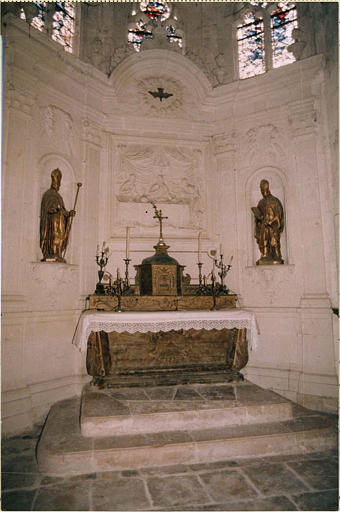 Ensemble du maître-autel : autel, tabernacle, gradin, statues : saint Hilaire et saint Mamert, retable, bas-relief : les Pélerins d'Emmaus