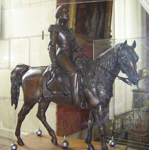 statue, socle, piédestal : portrait équestre du comte de Chambord sur un socle en bois à volutes, sur un piédestal en bois encadré de grilles en laiton et fer, et de chaînes