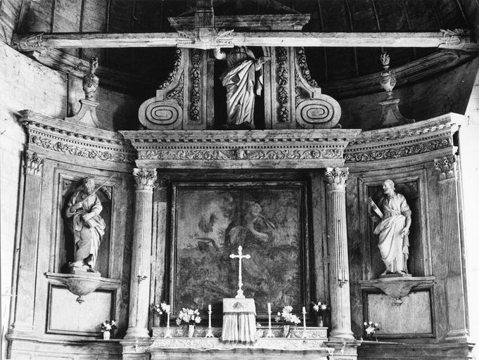 décor du choeur : autel, retable, tableau : Reniement de saint Pierre (le), statues