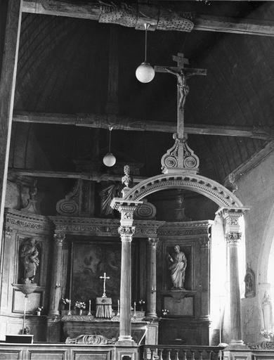 décor du choeur : autel, retable, clôture de choeur (table de communion), stalles, bancs, lambris de revêtement, arc triomphal