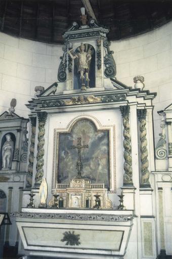 retable principal et son tableau : la Résurrection, ses 4 statues : Saint Michel, Le Christ aux outrages, La Vierge à l'Enfant, Saint Sébastien, et son tabernacle