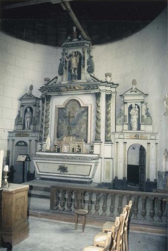 retable principal et son tableau : la Résurrection, ses 4 statues : Saint Michel, Le Christ aux outrages, La Vierge à l'Enfant, Saint Sébastien, et son tabernacle, vue d'ensemble