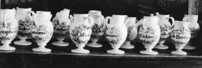 pots à pharmacie (12) - © Ministère de la Culture (France), Médiathèque du patrimoine et de la photographie (objets mobiliers), tous droits réservés