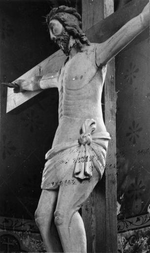 statue : Christ en croix