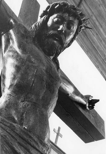 statue : Christ en croix, détail