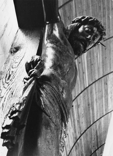 Statue : Christ en croix