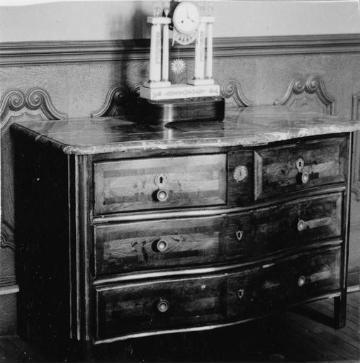 commode et pendule - © Ministère de la Culture (France), Médiathèque du patrimoine et de la photographie (objets mobiliers), tous droits réservés