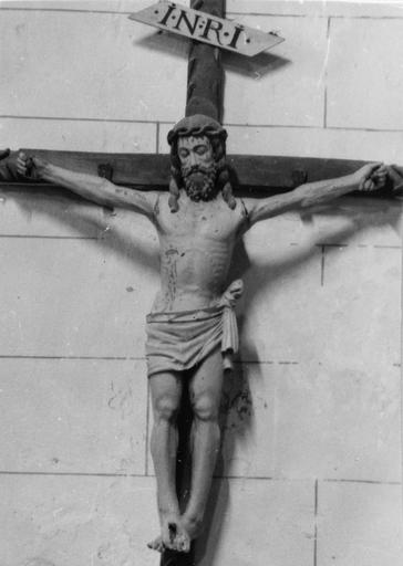 statue : Christ en croix