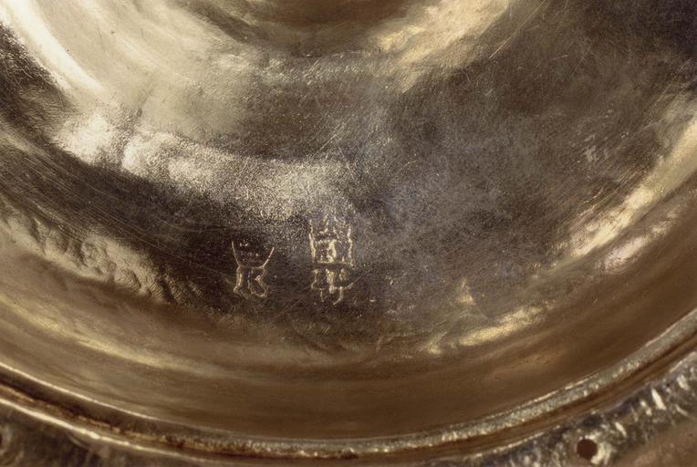 calice, détail des poinçons, vermeil, 17e siècle - © Ministère de la Culture (France), Médiathèque du patrimoine et de la photographie, diffusion RMN-GP