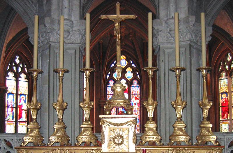 Croix d'autel, 6 chandeliers d'autel (garniture d'autel)