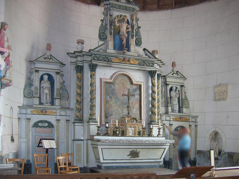 retable principal et son tableau : la Résurrection, ses 4 statues : Saint Michel, Le Christ aux outrages, La Vierge à l'Enfant, Saint Sébastien, et son tabernacle