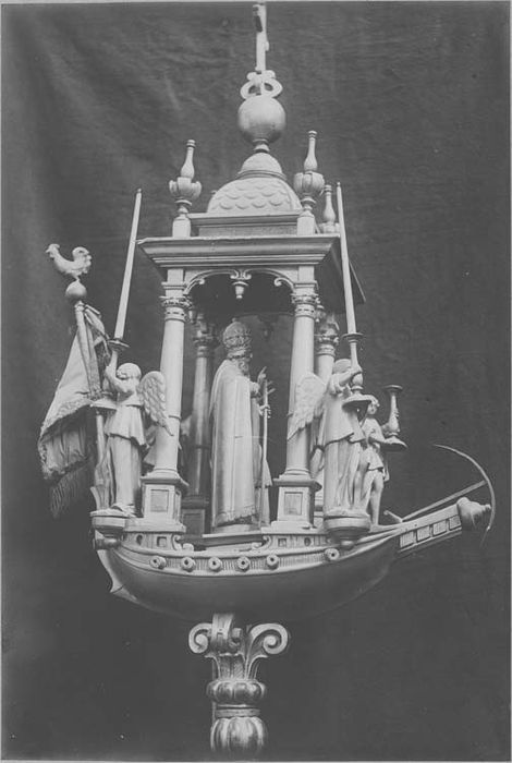 7 bâtons de procession de confrérie : Christ de Pitié, Prêtre assistant un agonisant, Saint Pierre sur un bâteau de pêche, Saint Pierre en pape sur un navire de guerre, saint Fiacre, saint Vincent, sainte Anne et saint Joachim