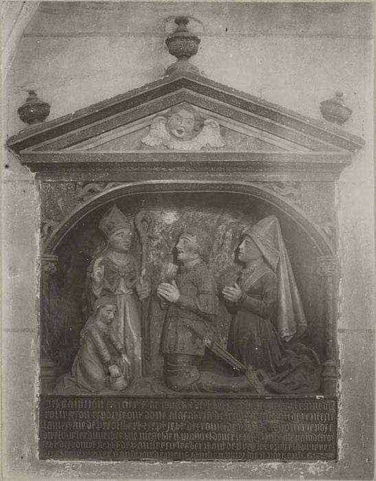 monument commémoratif de donations faites par Jean de Gaignon, seigneur de Conan et de Saint-Bohaire et par Bertrande de Roures, sa femme