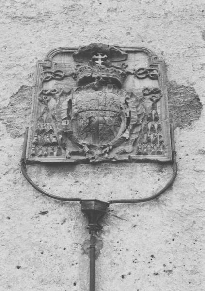 Sculpture : écusson du cardinal de La Rochefoucauld, supérieur général des Bénédictins