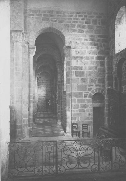 clôtures du choeur et des absidioles (balustrades servant de tables ou d'appuis de communion), vue partielle