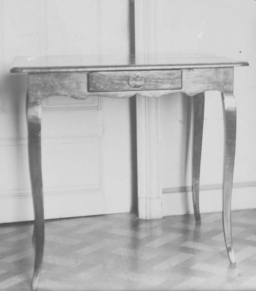 table, vue générale - © Ministère de la Culture (France), Médiathèque du patrimoine et de la photographie (objets mobiliers), tous droits réservés