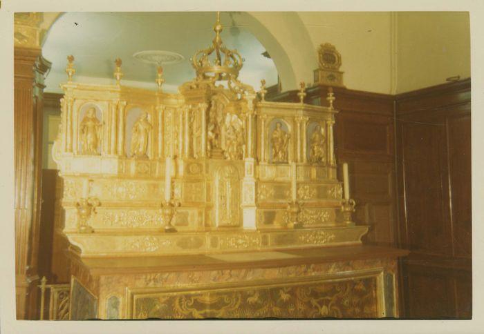 autel, retable, 6 reliquaires, statue, statuettes, vue générale