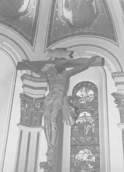 statue : Christ en croix, vue générale