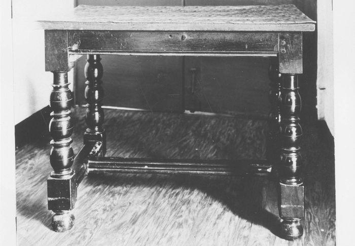 table, vue générale - © Ministère de la Culture (France), Médiathèque du patrimoine et de la photographie (objets mobiliers), tous droits réservés