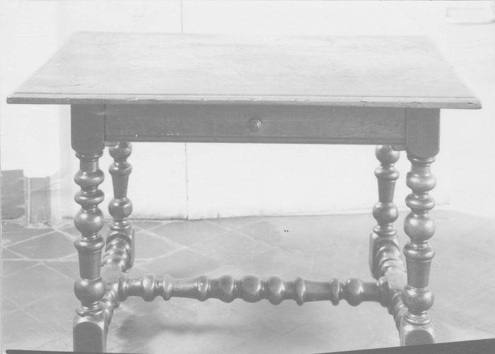 table, vue générale - © Ministère de la Culture (France), Médiathèque du patrimoine et de la photographie (objets mobiliers), tous droits réservés