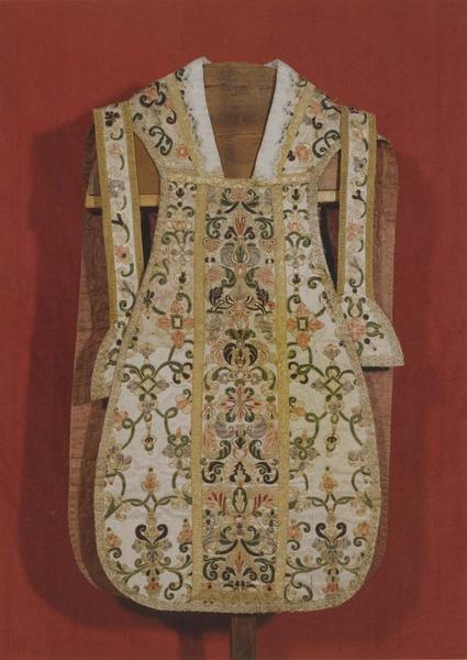 Chasuble, étole, manipule, voile de calice, bourse de corporal