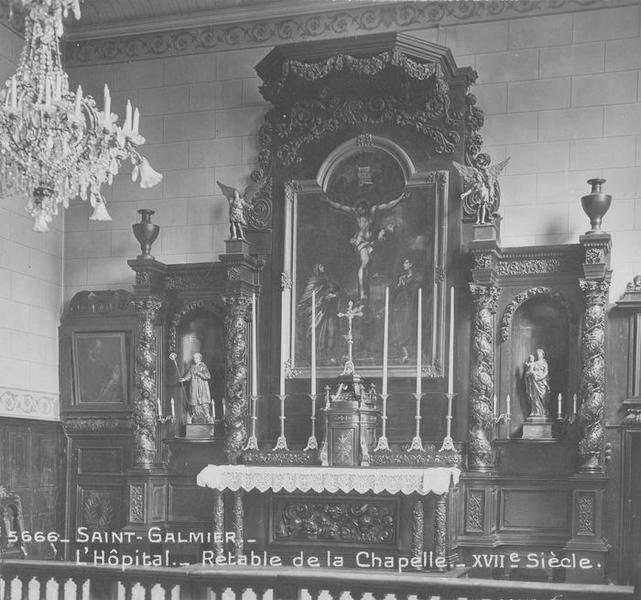 retable, tableau, cadre : Le Christ en croix entre la Vierge et saint Jean, vue générale - © Ministère de la Culture (France), Médiathèque du patrimoine et de la photographie (objets mobiliers), tous droits réservés