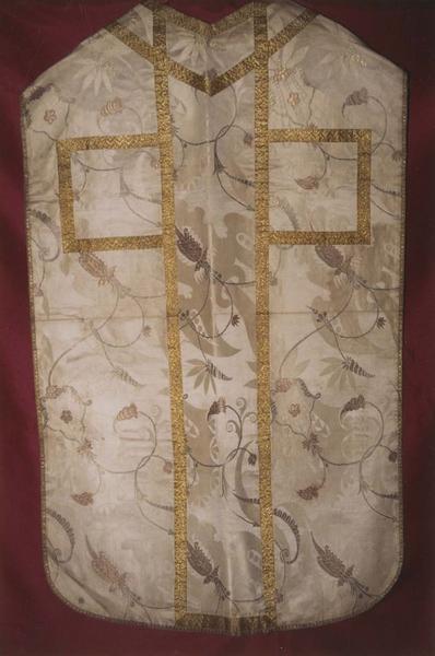 Chasuble, étole, manipule, bourse de corporal, voile de calice