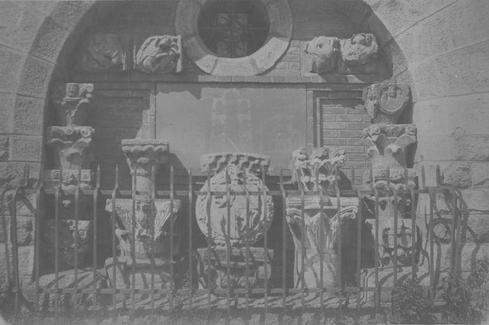 Ensemble d'éléments d'architecture (13 chapiteaux, 4 culs-de-lampe, base, clef de voûte, archivolte)