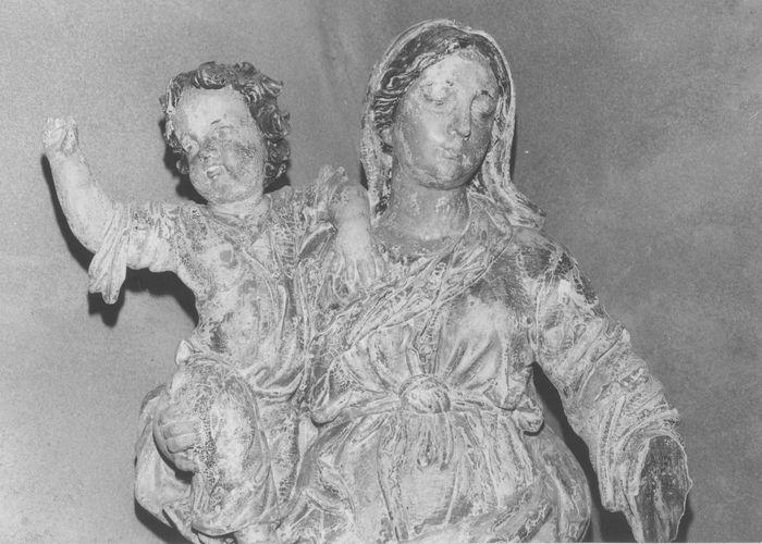 Statue : Vierge à l'enfant, vue partielle