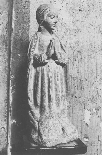 statue : une sainte, vue générale