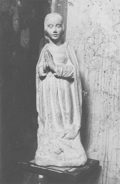statue : une sainte, vue générale