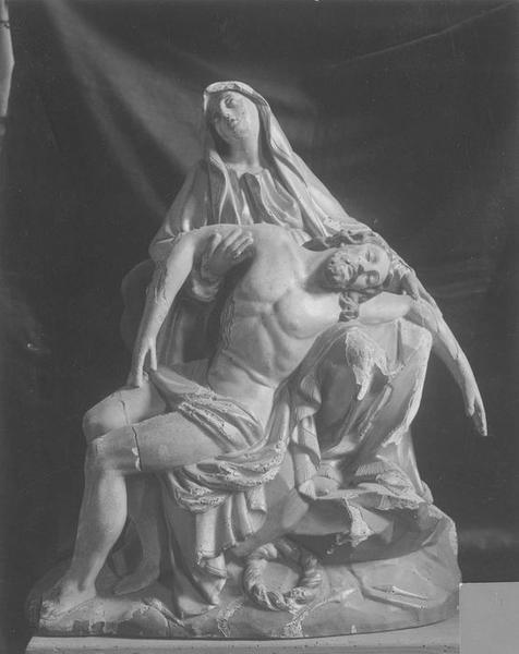 groupe sculpté : Vierge de pitié, vue générale