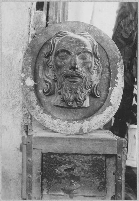 tête (haut-relief) : Saint Jean-Baptiste, plat