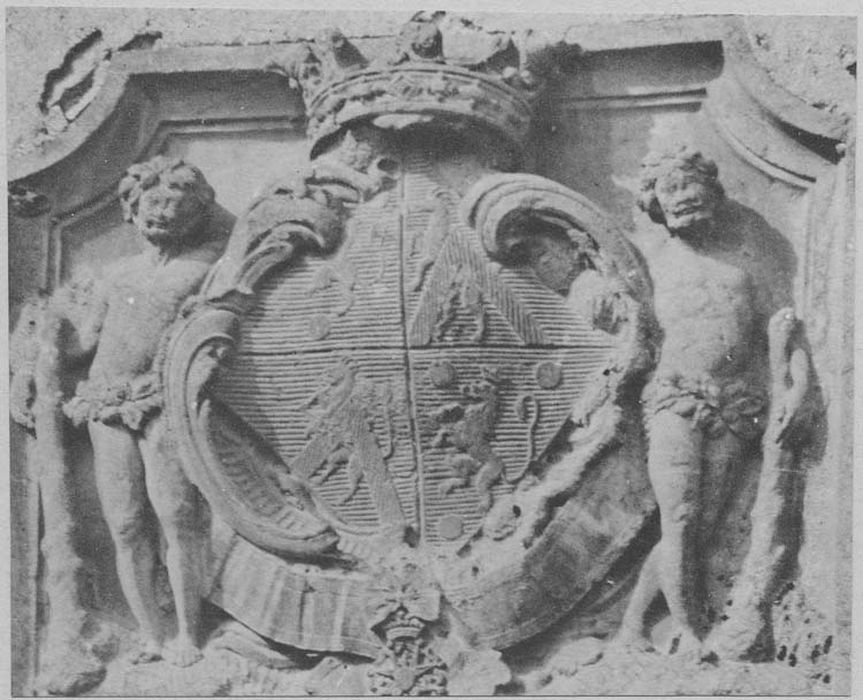 sculpture (haut-relief) : Hommes sauvages encadrant un blason armorié