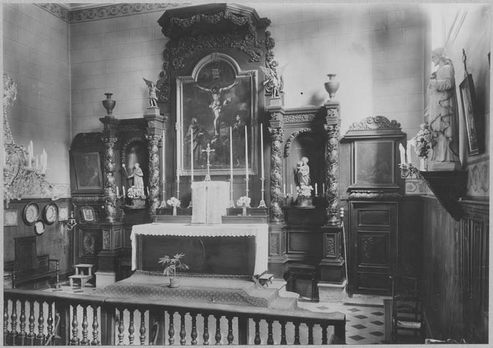 retable, tableau, cadre : Le Christ en croix entre la Vierge et saint Jean - © Ministère de la Culture (France), Médiathèque du patrimoine et de la photographie, diffusion RMN-GP