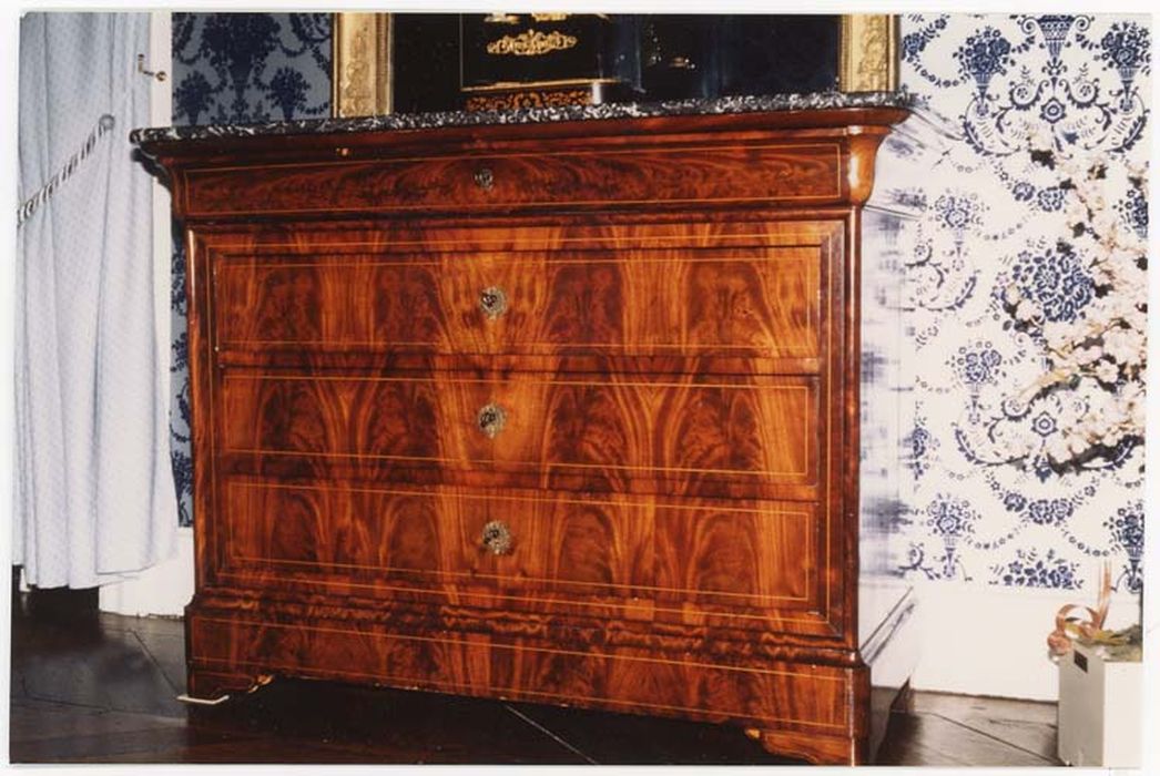 Commode, paire de lits et table de chevet