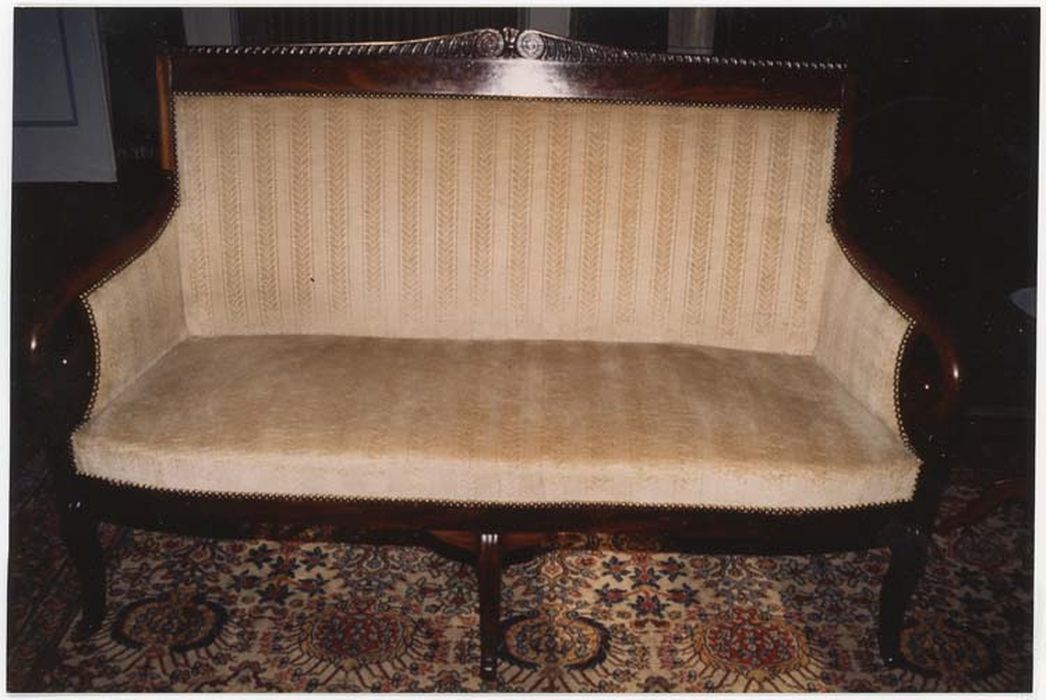 Quatre fauteuils et deux canapés