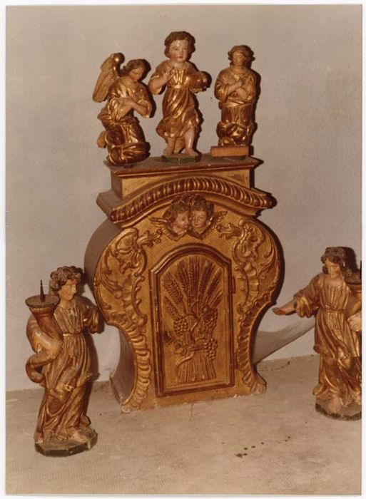 Tabernacle et trois statues (statuettes) : Enfant Jésus et deux Anges adorateurs