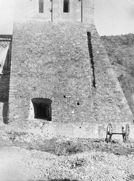 Base du clocher avec contrefort, côté ouest