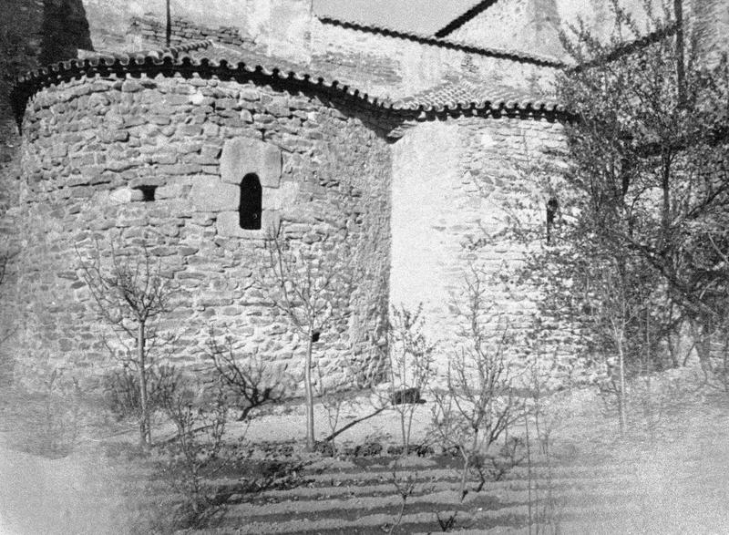 Eglise abbatiale : deux absidioles du transept sud, côté est