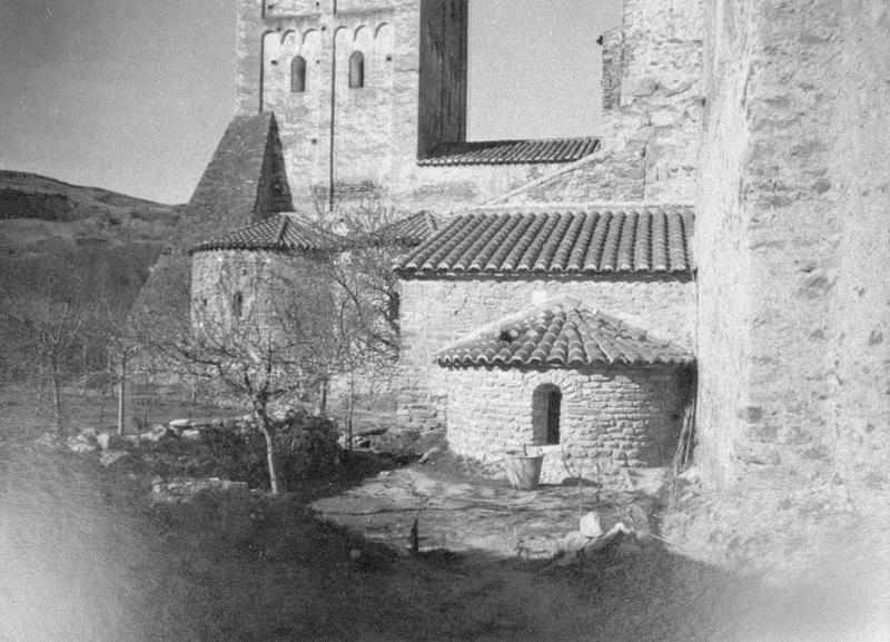 Eglise abbatiale : absidioles et base du clocher, côté est