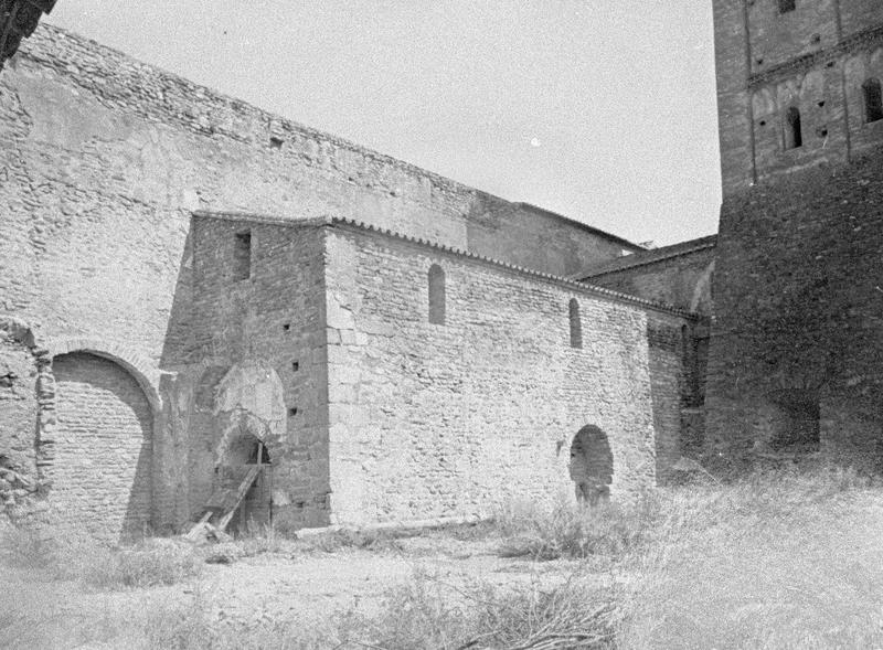 Eglise abbatiale : bas-côté sud et base du clocher, côté sud-ouest