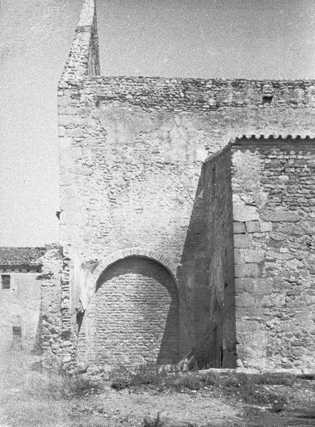 Eglise abbatiale : porte murée à l'ouest de la nef et vue partielle du bas-côté, côté sud