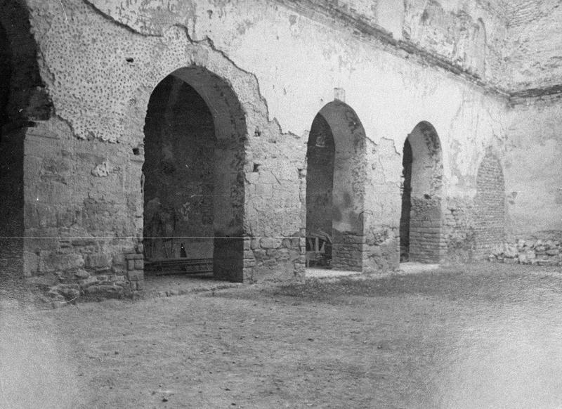 Eglise abbatiale, intérieur : arcades ouvrant sur le bas-côté sud depuis la nef (avant restauration)